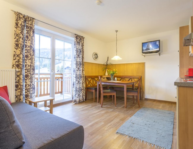 Ferienwohnung mit Küche und Esstisch